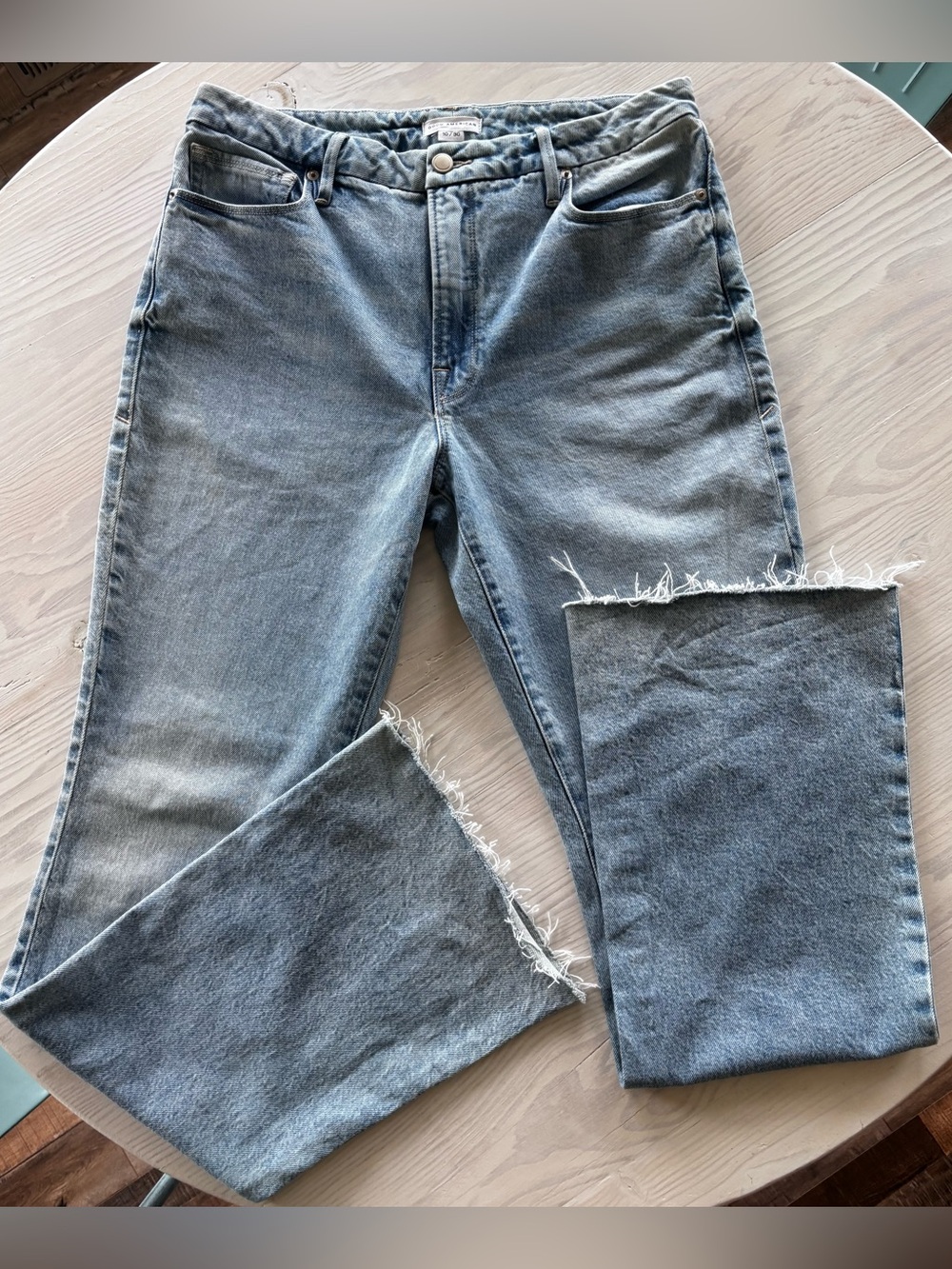 Good American Straight Leg Jeans in Light Blue Wash